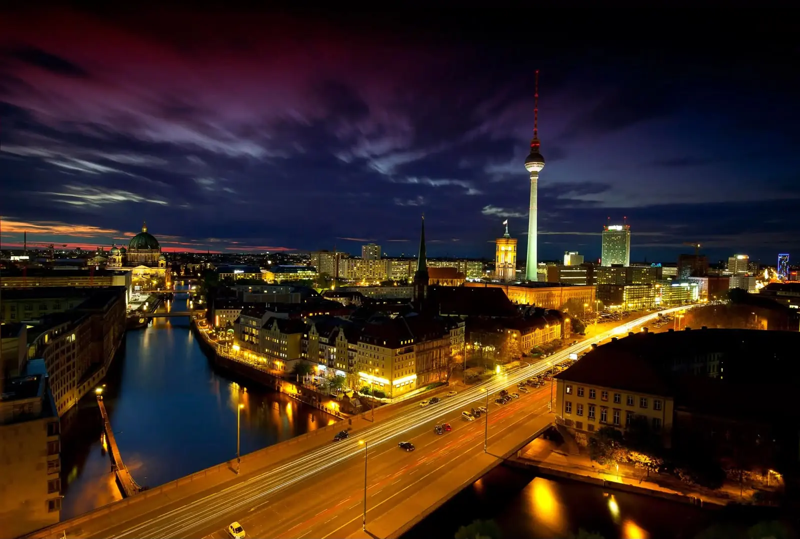 Blick über Berlin mit Fernsehturm, Berliner Dom und Brandenburger Tor