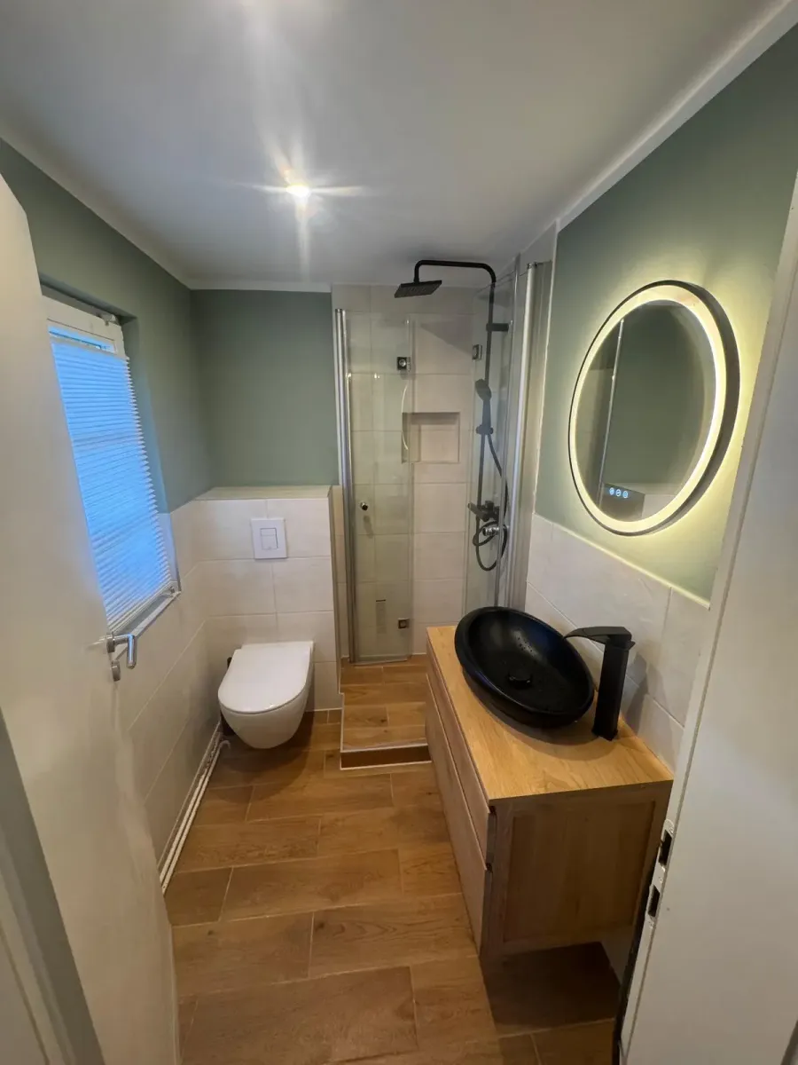 Dasselbe Badezimmer nach der Modernisierung